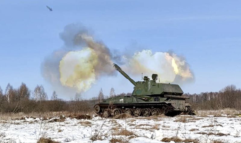 Self-propelled artillery in action.