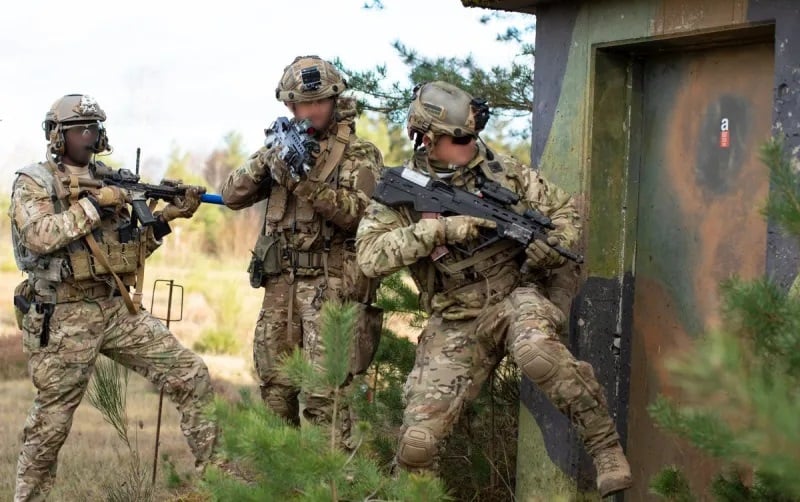 Troops being trained in the Ukraine.